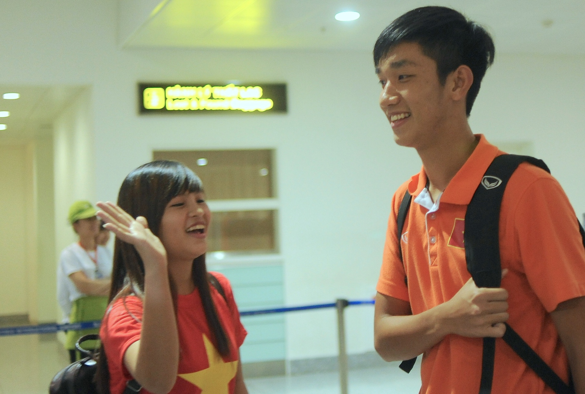 Fan nu ra san bay don U19 Viet Nam ngay tro ve hinh anh