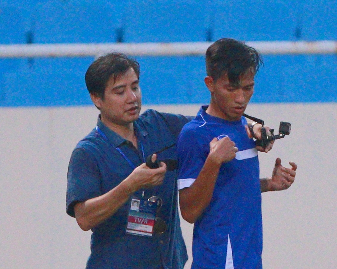 Tuyen thu VN deo thiet bi ghi hinh trong buoi tap hinh anh