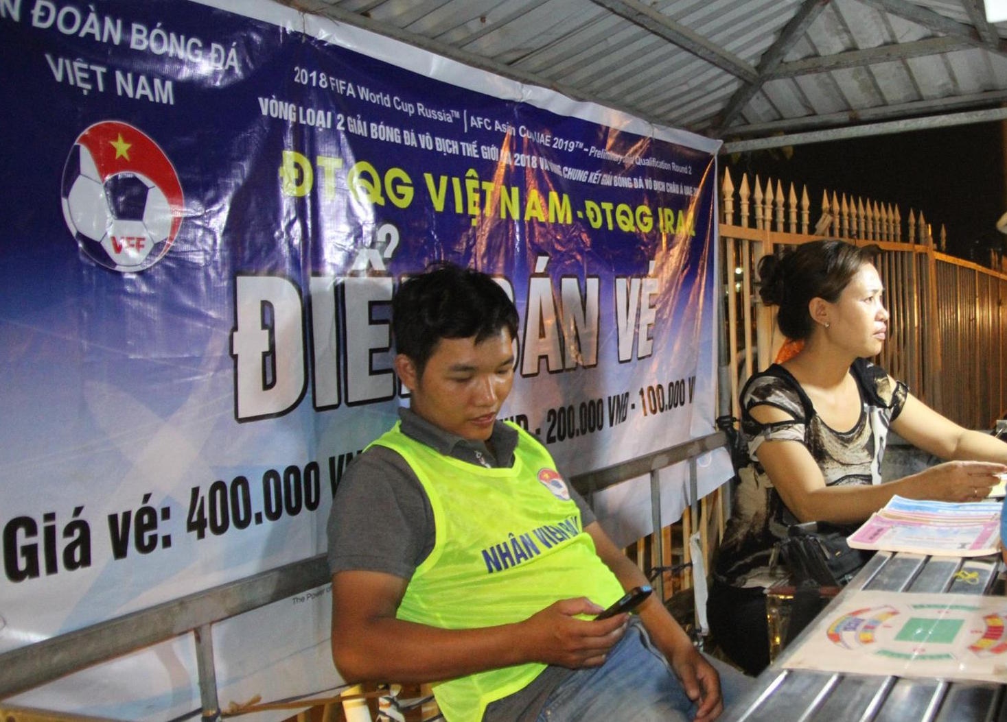 Ve xem DTVN - Iraq mo ban muon van it nguoi mua hinh anh