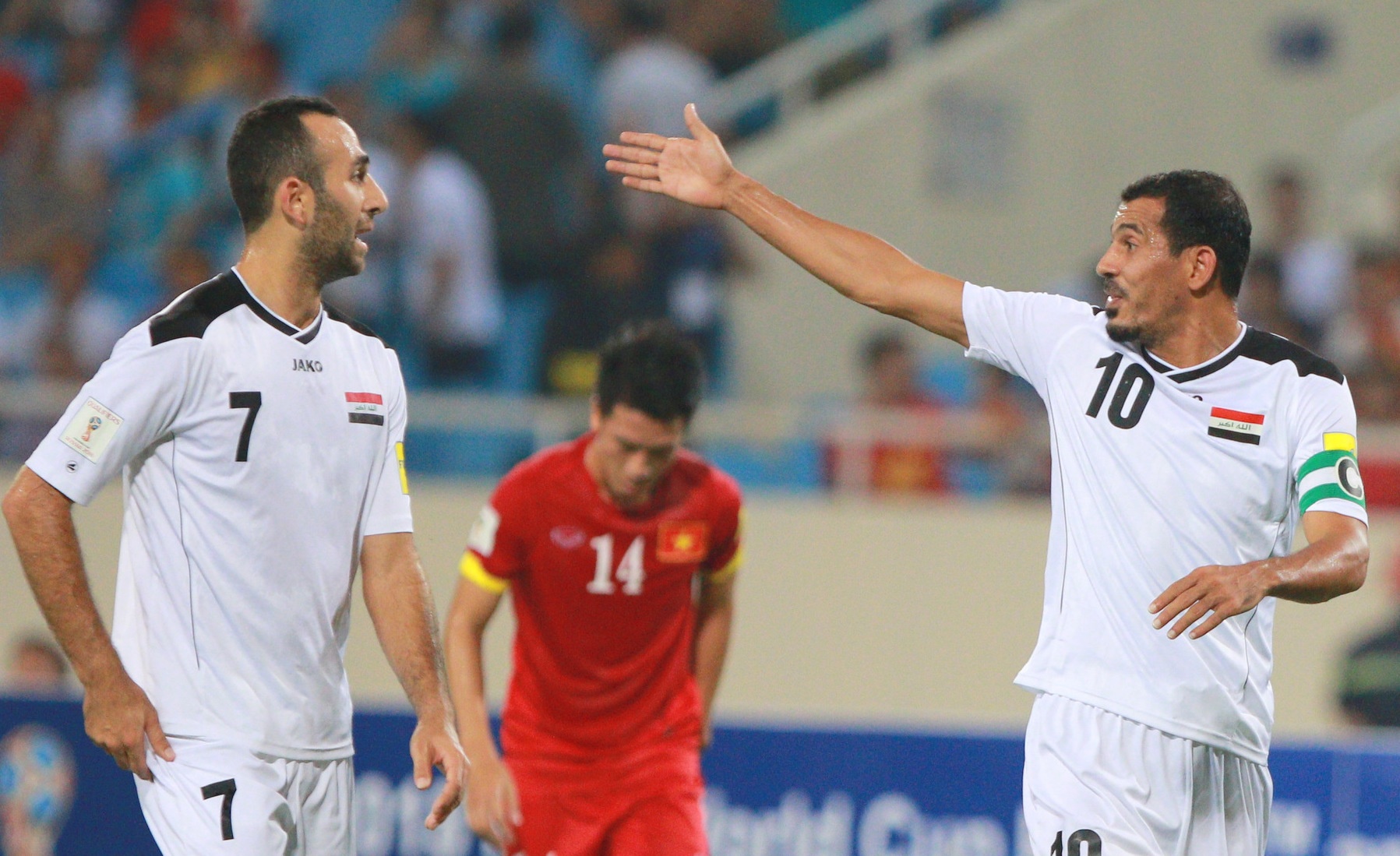 Cau thu Iraq cai nhau trong tran hoa Viet Nam hinh anh