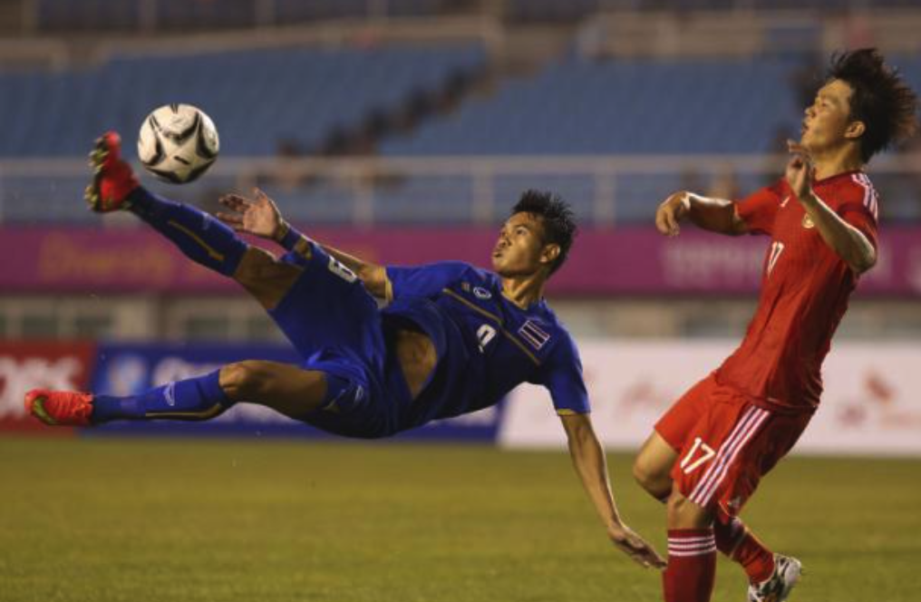 Adisak lap cu dup giup Thai Lan thang Trung Quoc 2-0 o ASIAD 17 hinh anh