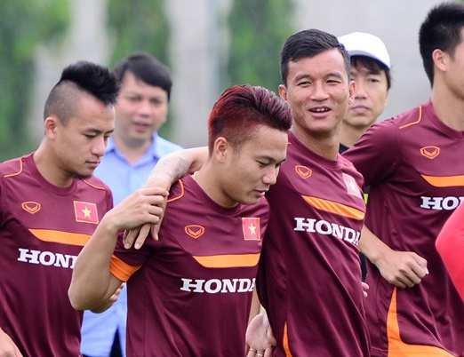 Kiểu tóc của Huy Toàn, Phi Sơn trên sân tập của ĐTVN.