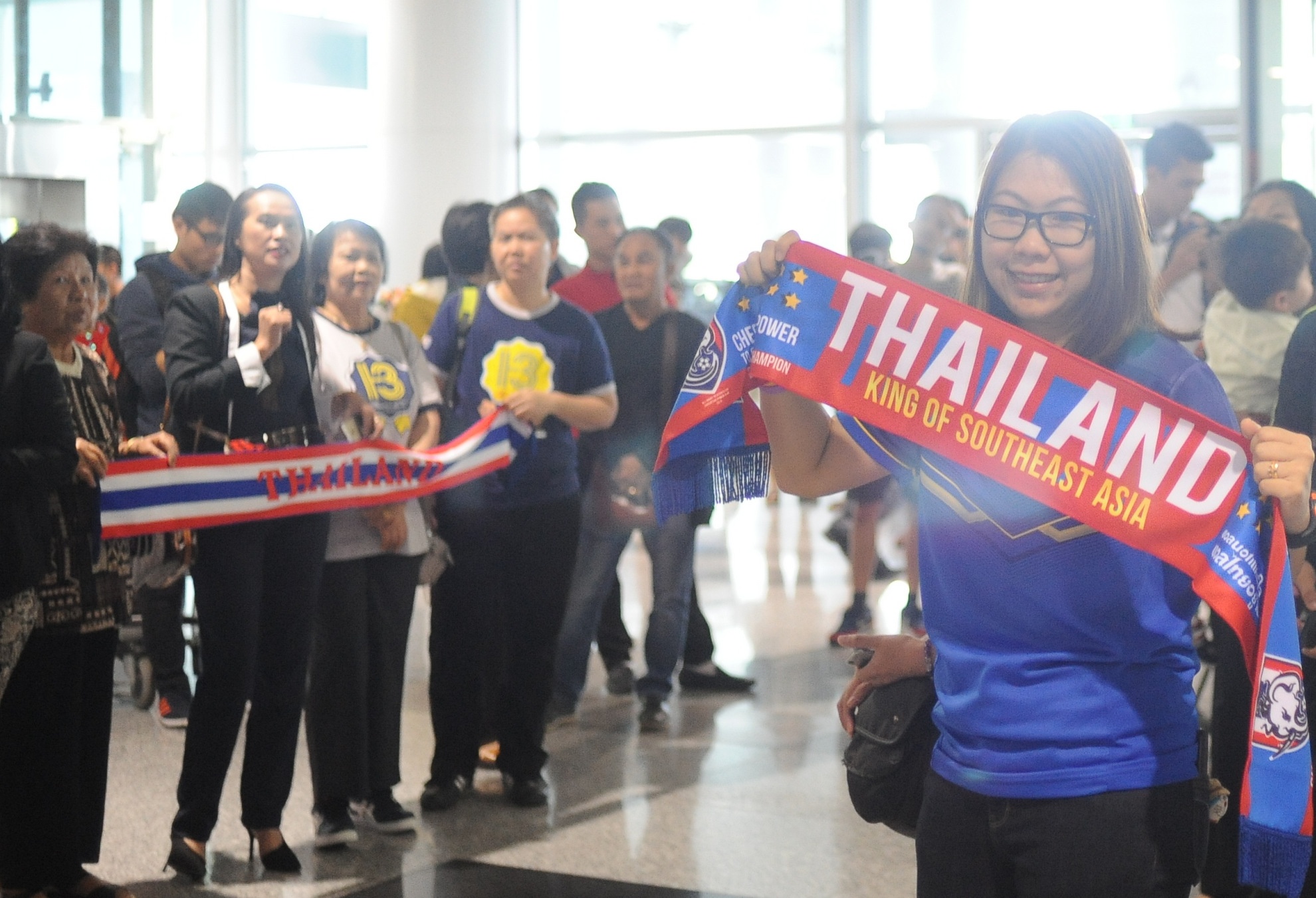 Hàng chục người hâm mộ Thái Lan đang học tập và làm việc tại Hà Nội có mặt trước 1 tiếng khi chuyến bay của ĐT Thái Lan hạ cánh. 