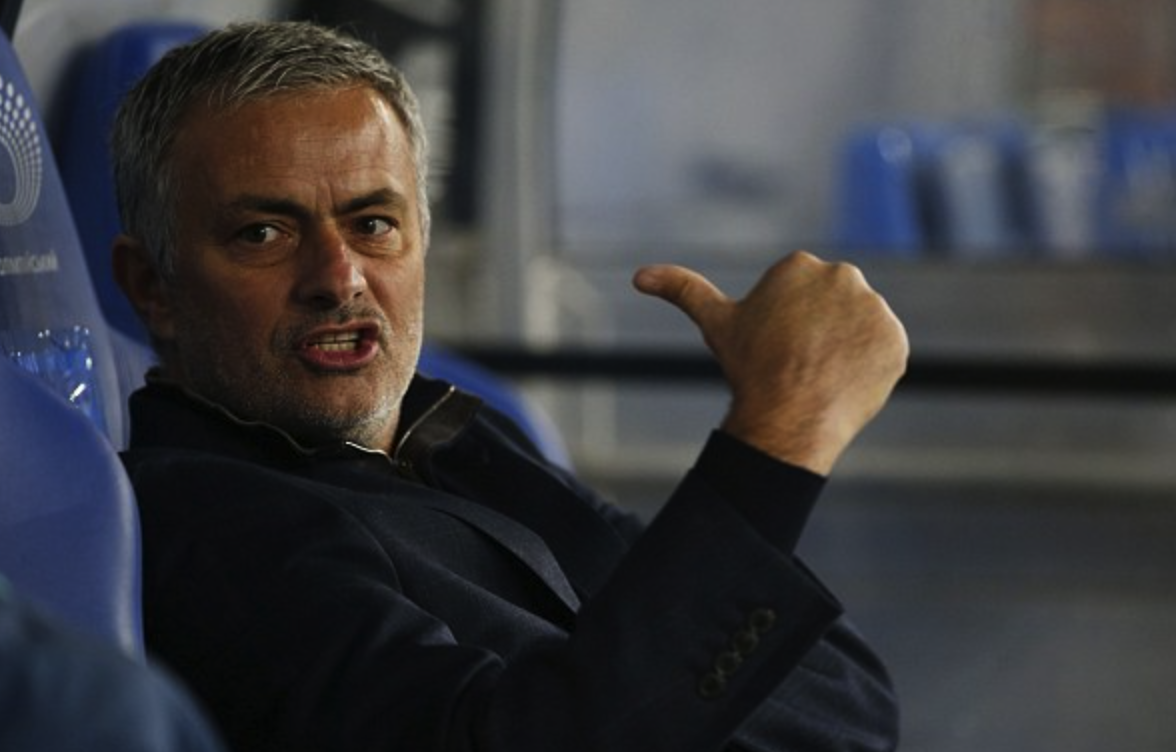 Mourinho xo day fan thieu nien tren duong pho London hinh anh