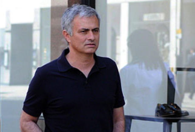 Doan bang ghi lai hanh dong khong dep cua Mourinho tren duong pho hinh anh