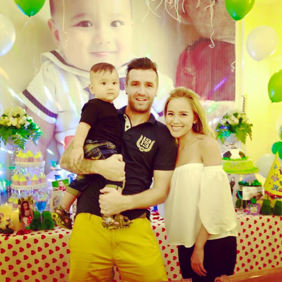 Bakel cùng gia đình trong sinh nhật 1 tuổi của cậu con trai David. 