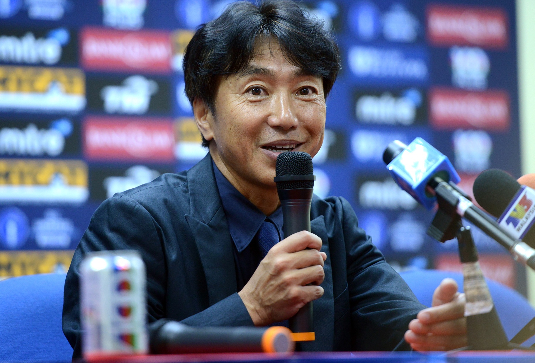 HLV Miura: 'Viet Nam khong nen lay Thai Lan lam thuoc do' hinh anh