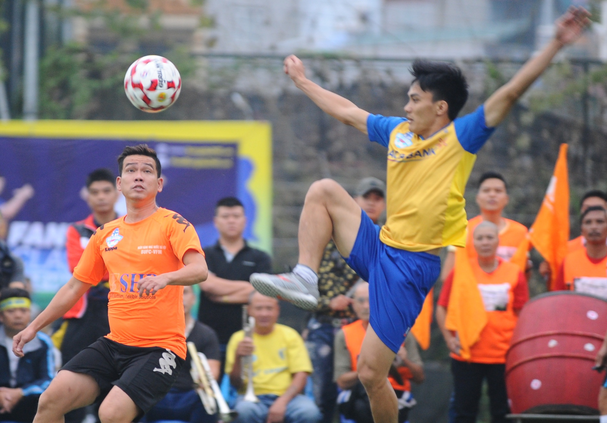 Nhung pha bong quyet liet ket thuc giai lien ngan hang hinh anh