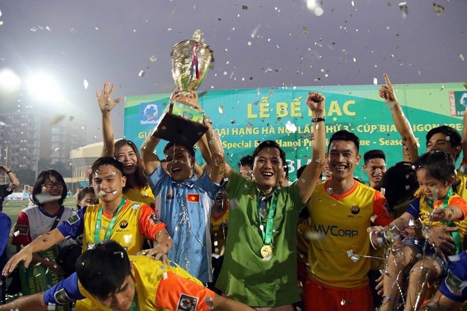 2 doi bong xu Nghe chia nhau ngoi dau giai phui Ha Noi hinh anh