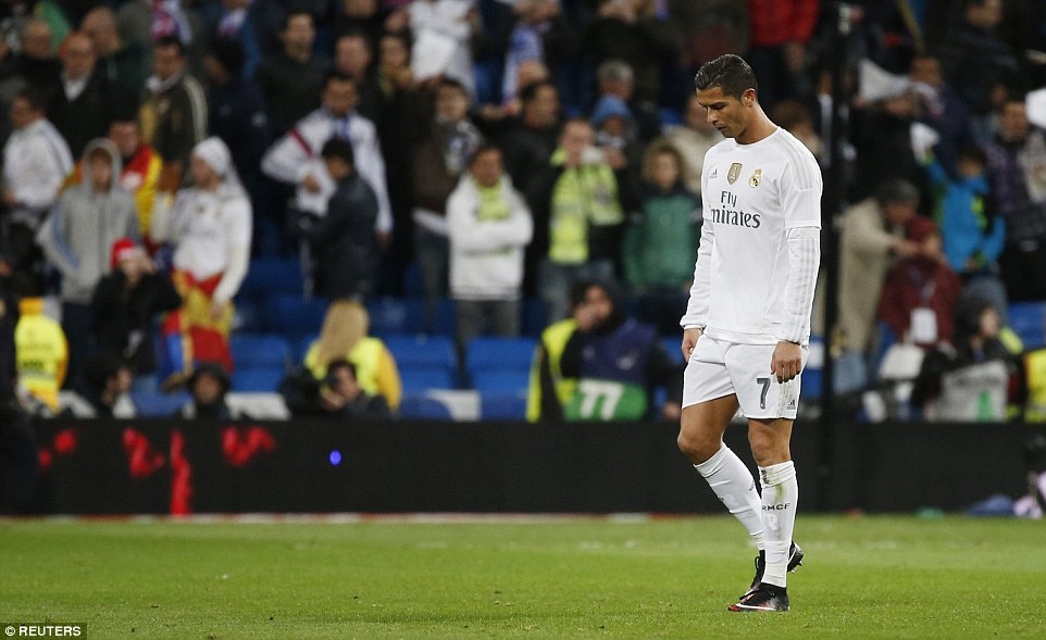 Sự thất vọng của Ronaldo khi Real Madrid thất bại trước Barcelona.