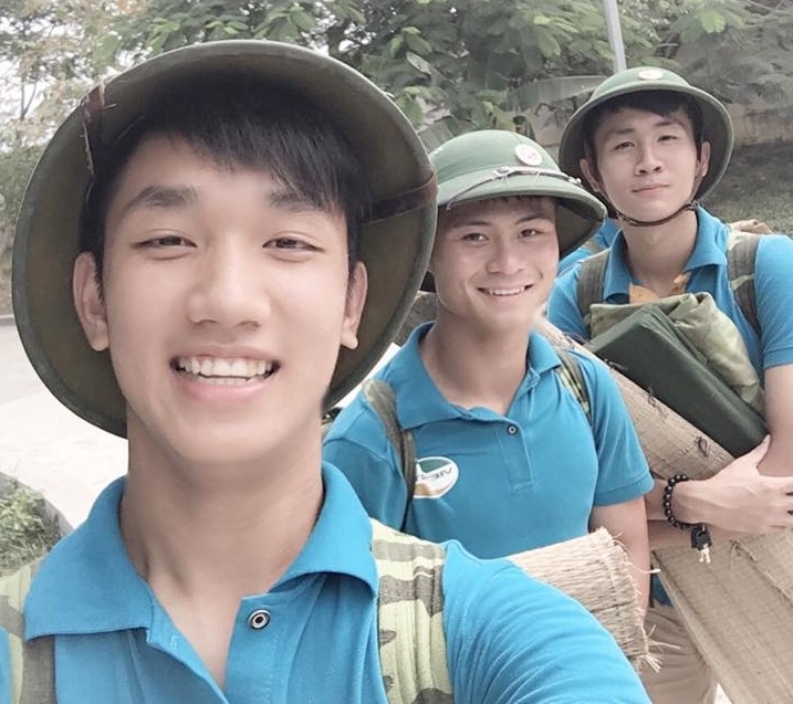 Cau thu U23 VN nhan lenh hoi quan khi dang khoac ao linh hinh anh