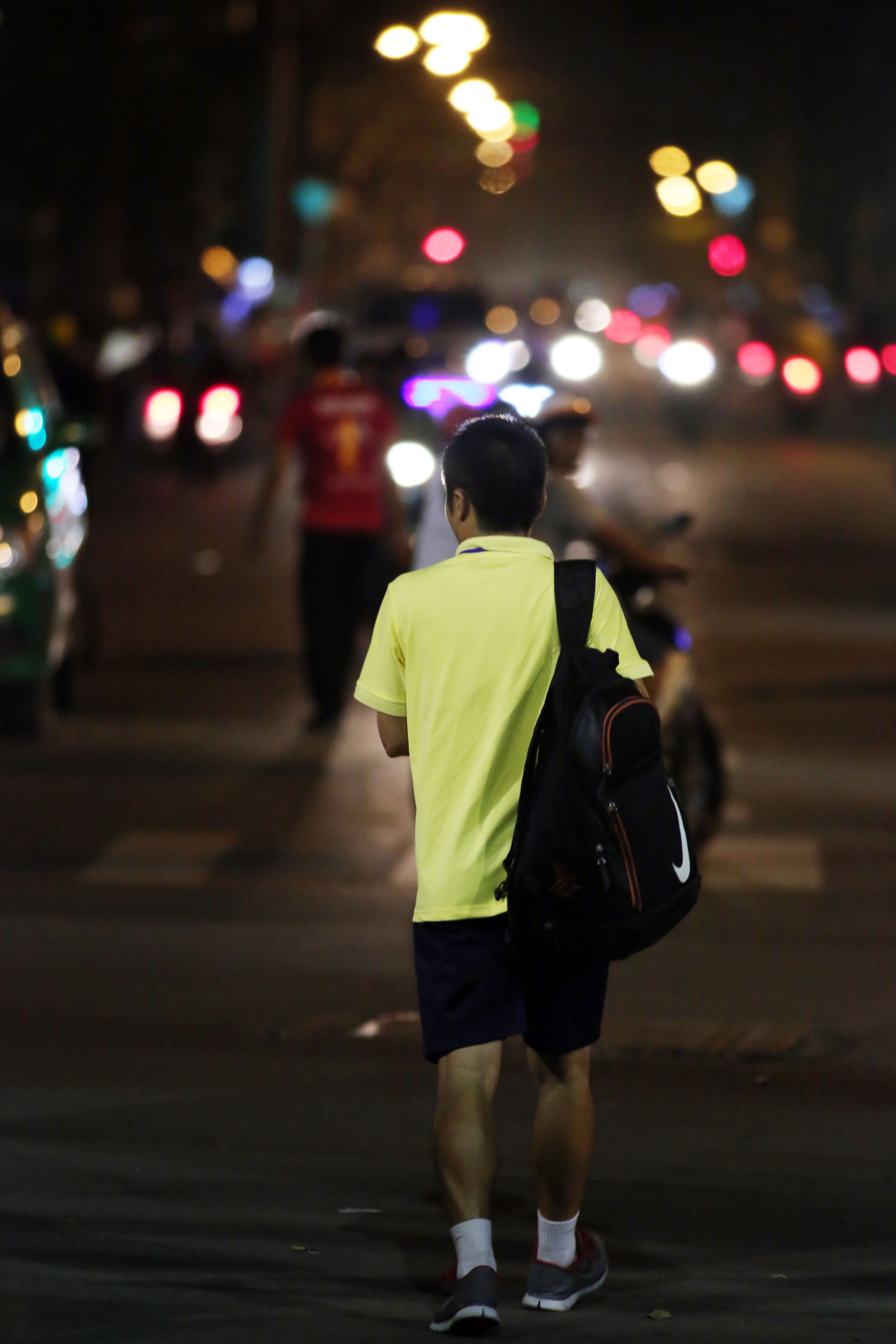 HLV Phạm Minh Đức rời sân khi trận đấu chưa kết thúc. Ảnh: Báo Bóng Đá