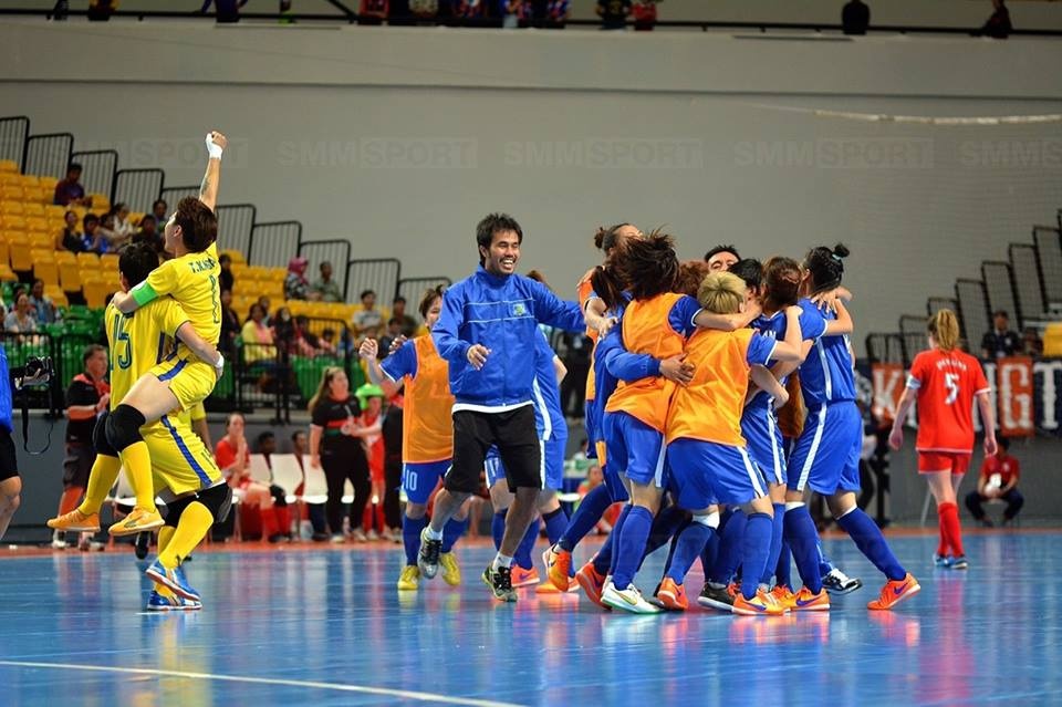 Pha ghi ban an dinh chien thang 3-1 cho CLB futsal nu Viet Nam hinh anh