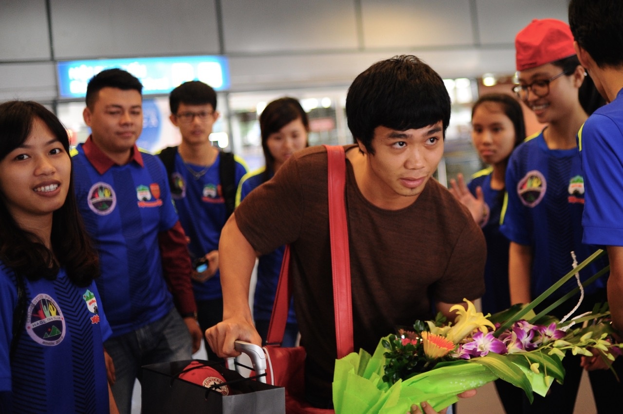 Nguoi ham mo ra san bay don U23 Viet Nam hoi quan hinh anh