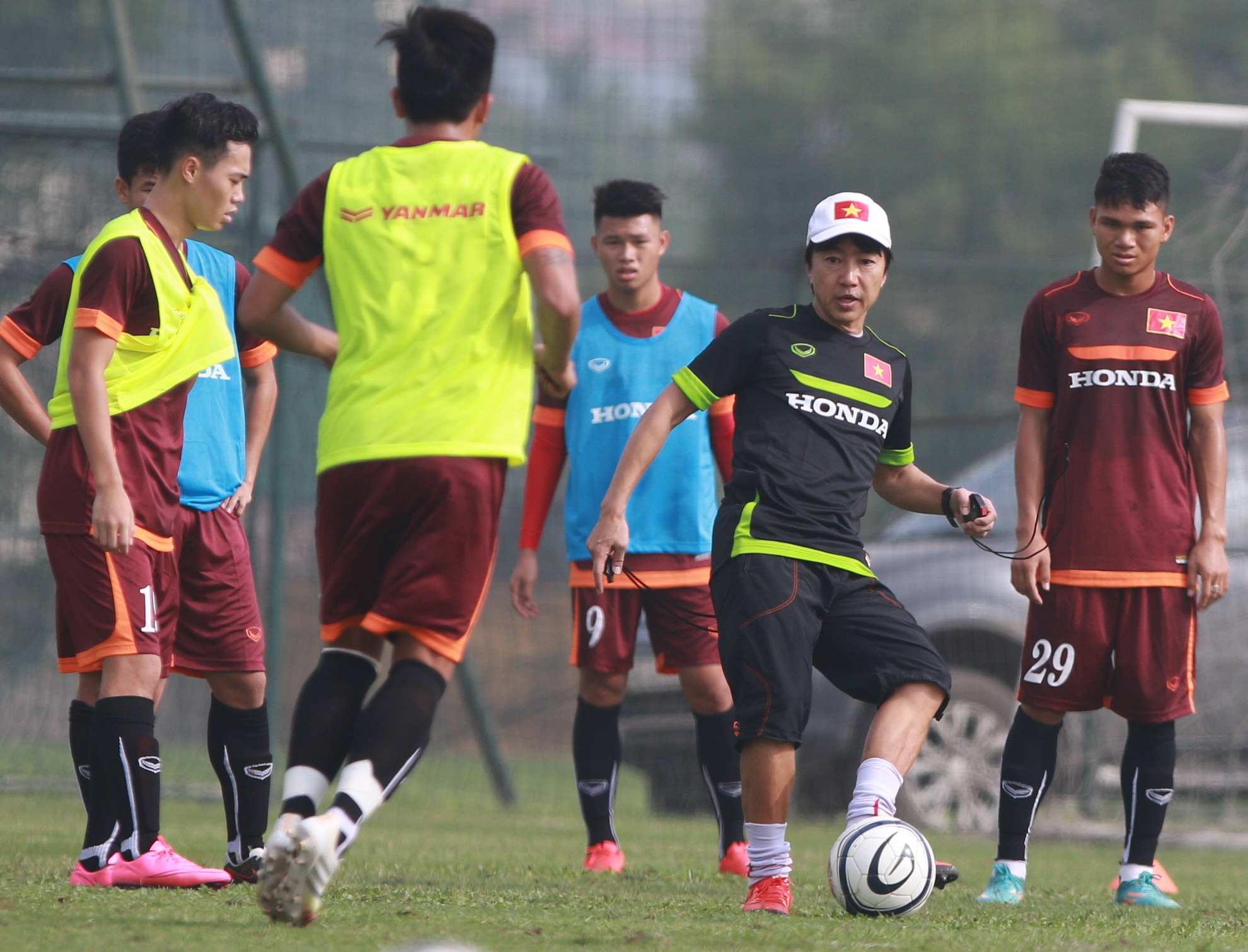 HLV Miura hướng dẫn các học trò tập luyện sáng 2/12.