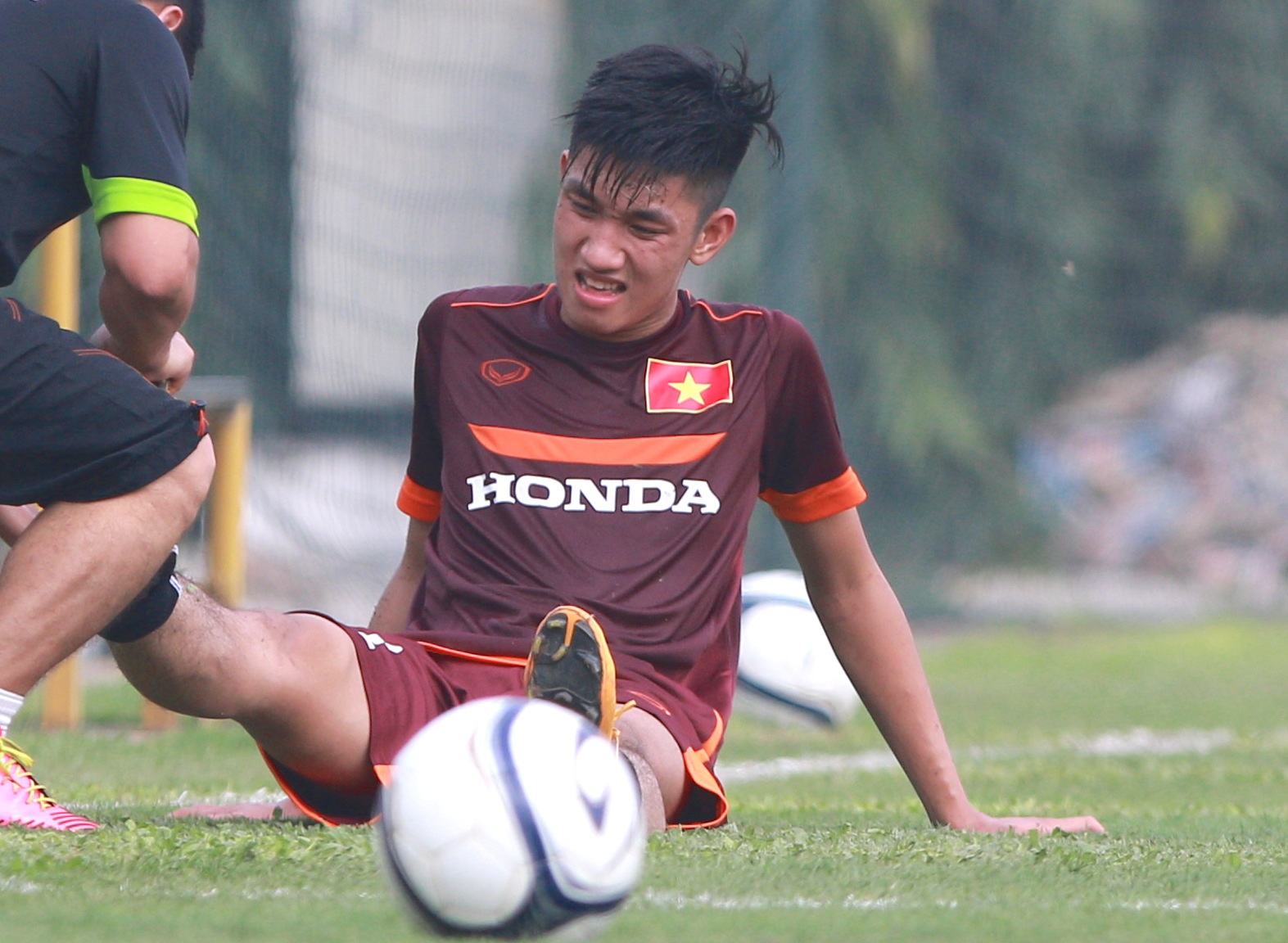 Doi truong U19 bo do buoi tap cung U23 Viet Nam hinh anh