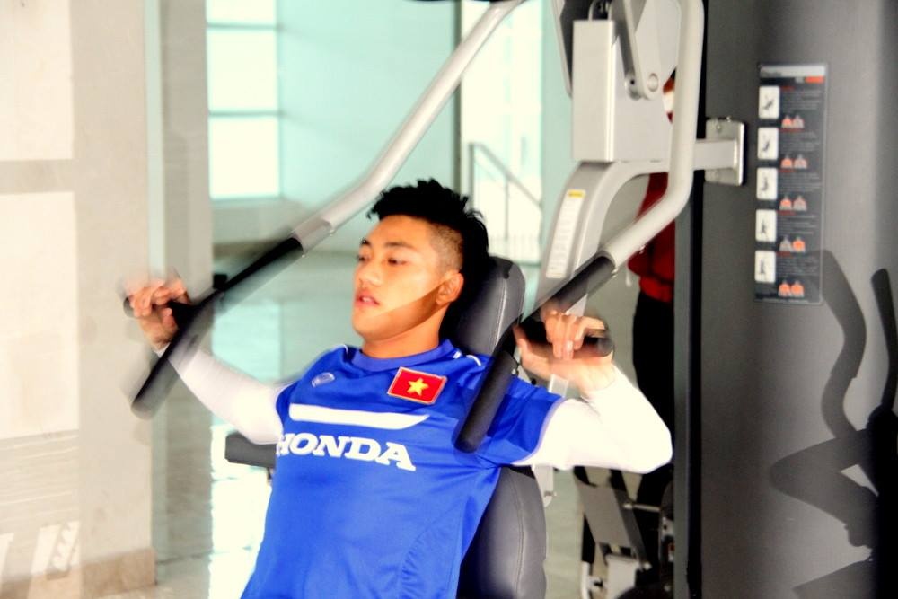U23 Viet Nam ren the luc tai phong gym trong ngay mua ret hinh anh