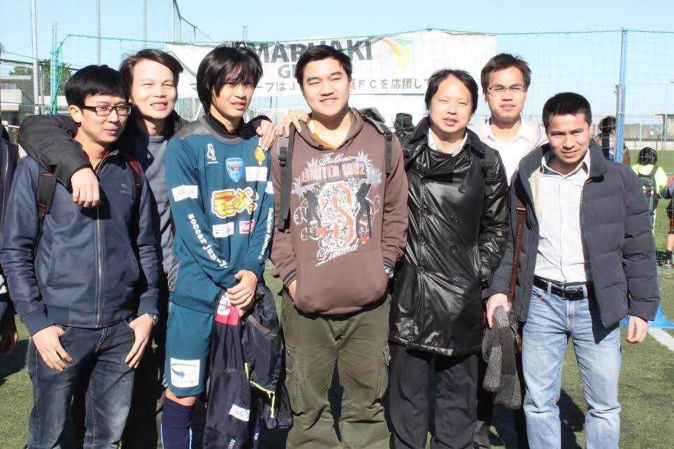 Nguyễn Tuấn Anh đã tham gia buổi tập sáng nay của Yokohama FC. Sau buổi tập, một số cổ động viên người Việt đang sinh sống tại Nhật Bản đã đến thăm và động viên tiền vệ 20 tuổi này. Ảnh: fanpage J.League