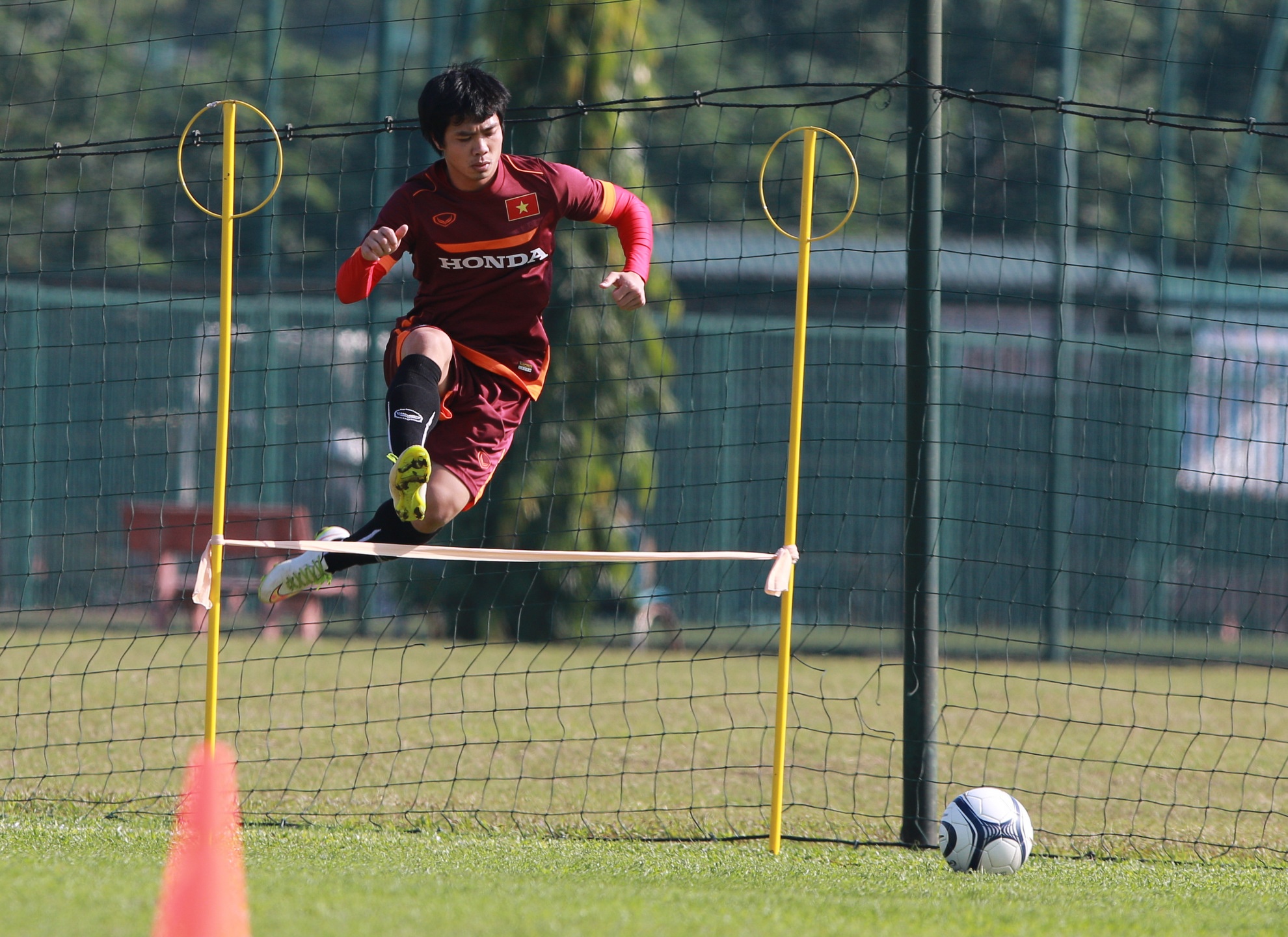 U23 Viet Nam tap dan bong vuot rao nhu VDV dien kinh hinh anh