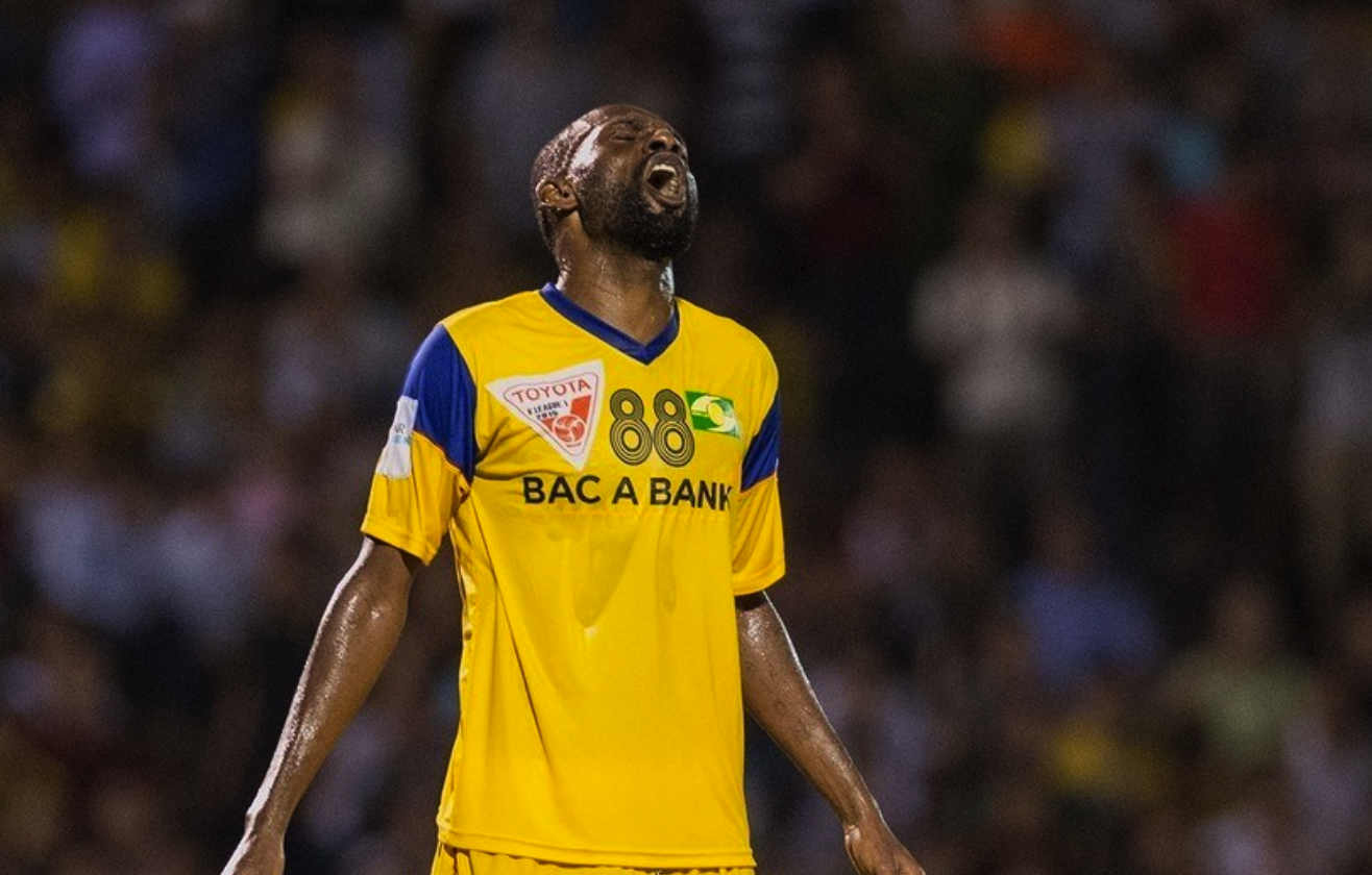 Ngoai binh cu cua SLNA tu nan tren san dau hinh anh