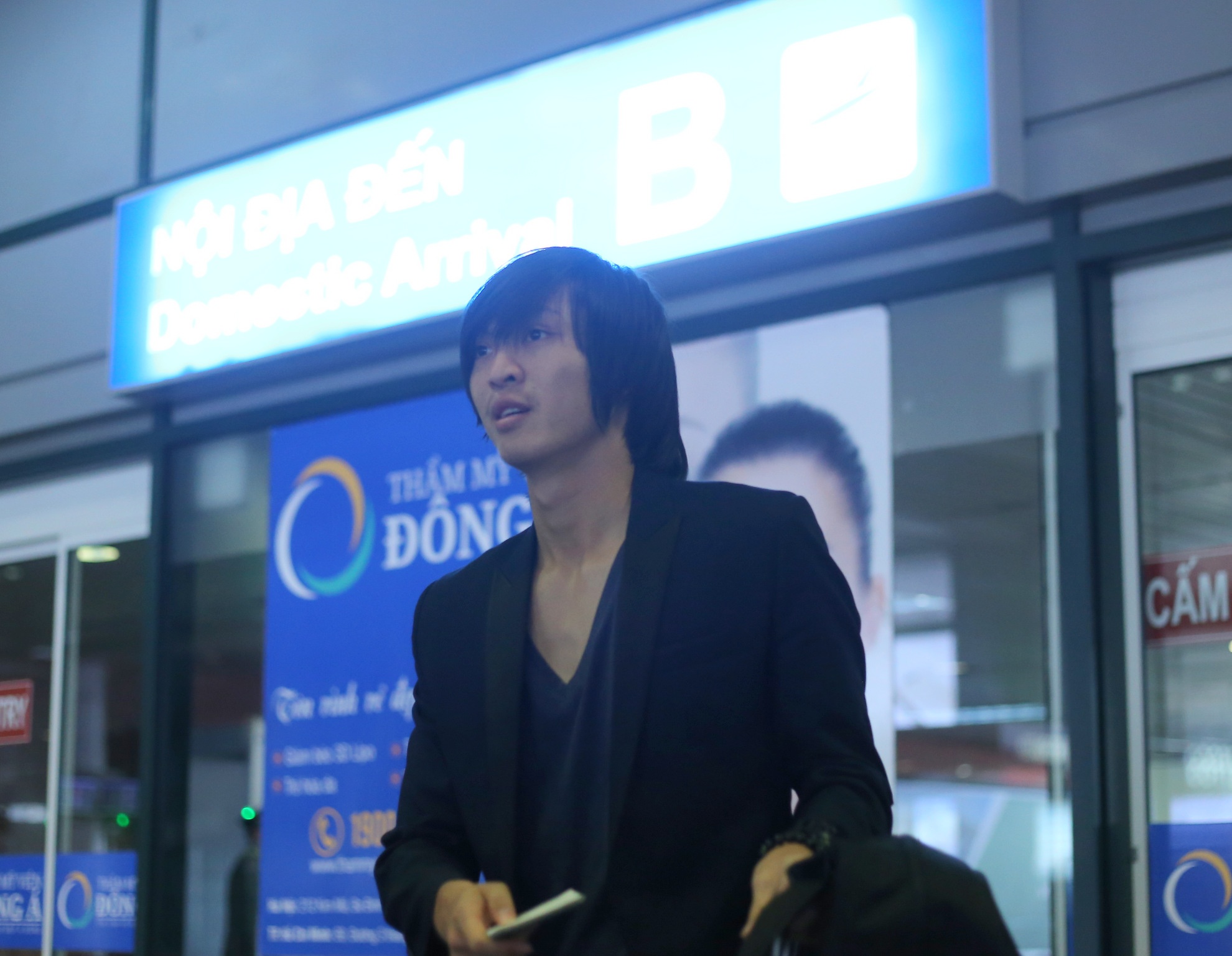 Tuan Anh met moi tra loi phong van khi ve toi san bay Noi Bai hinh anh