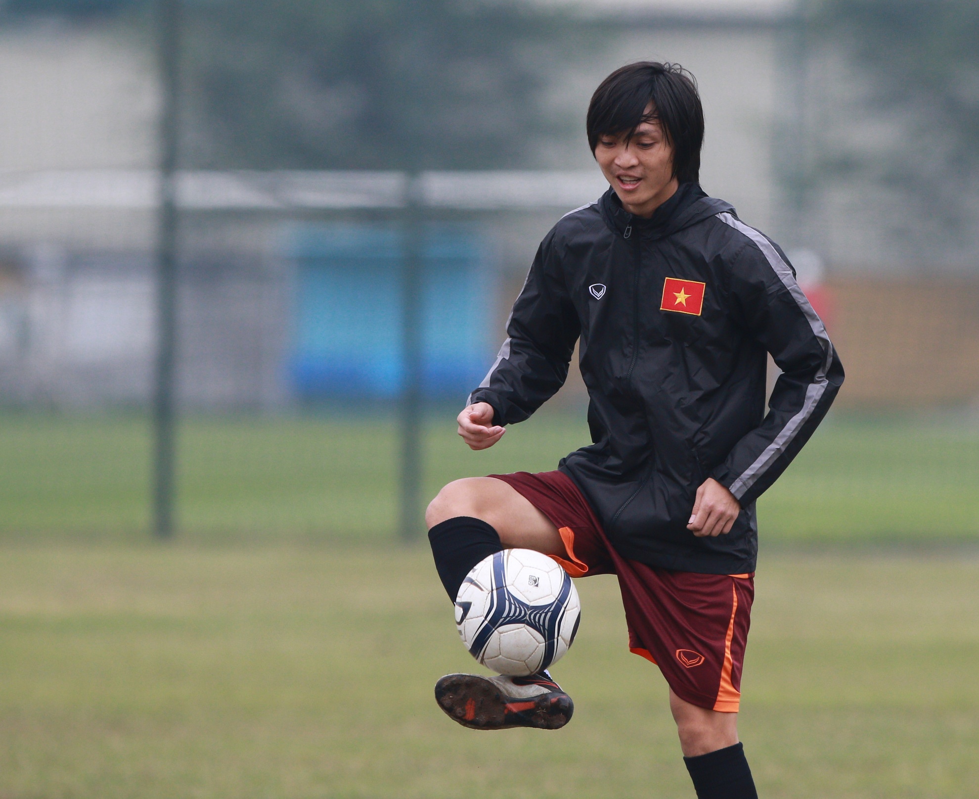 Tuan Anh tap re bong ky thuat truoc cac cau thu bi chan thuong cua U23 VN hinh anh