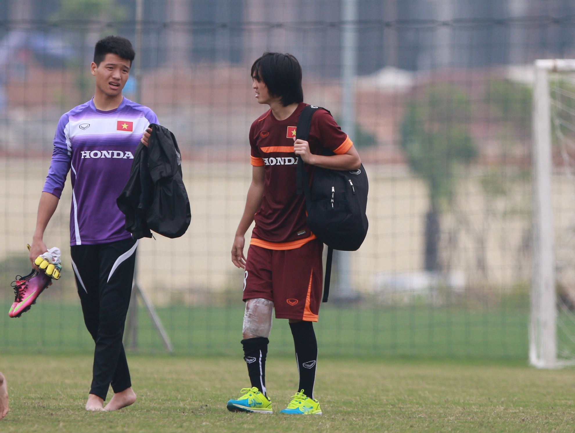 Tuan Anh tu choi su giup do cua dong doi, tap tenh roi san tap hinh anh