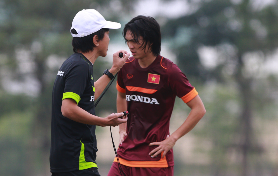 Ong Miura phot lo chan thuong cua Tuan Anh tren san tap hinh anh