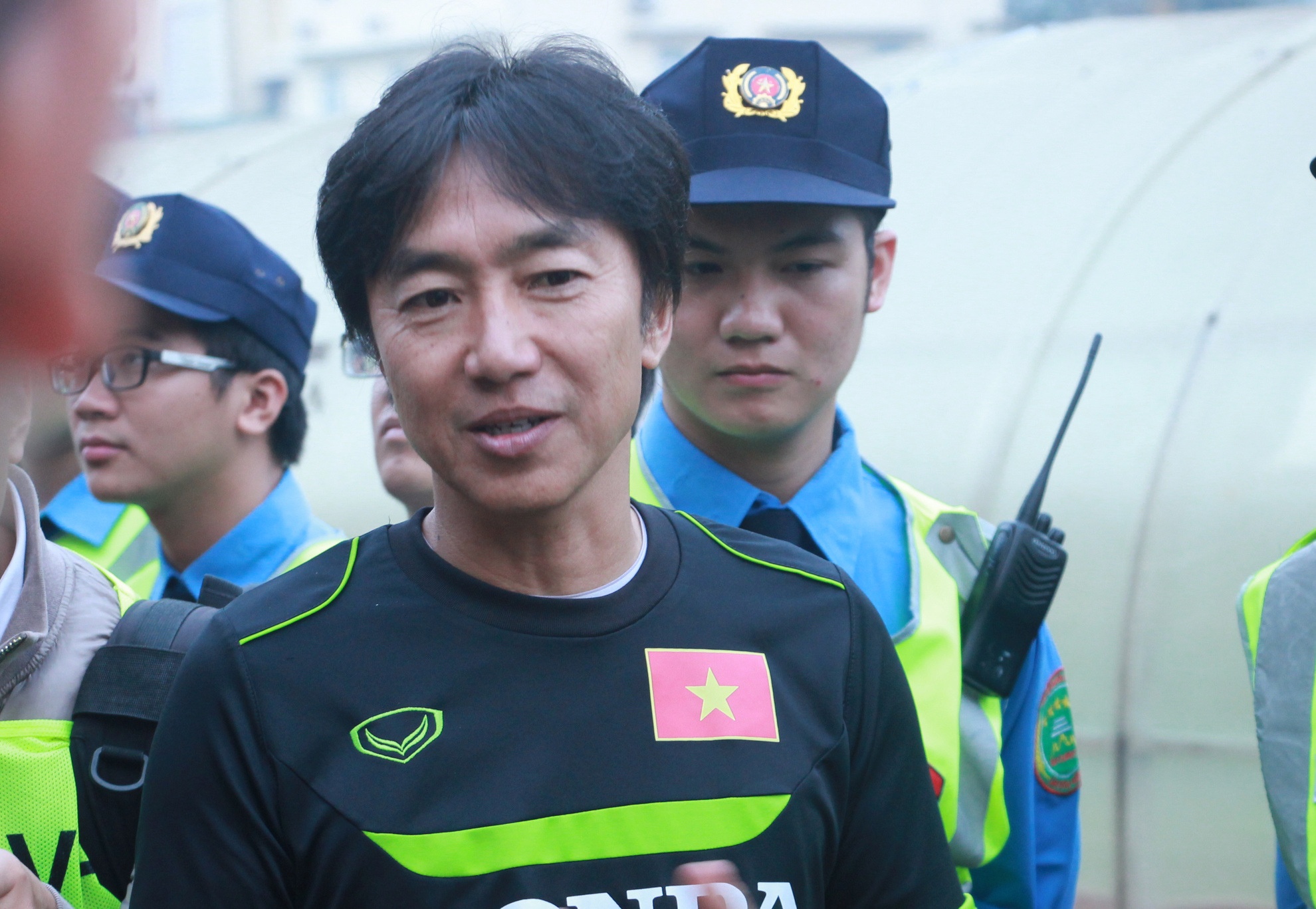 HLV Miura trả lời truyền thông sau khi kết thúc trận đấu. 