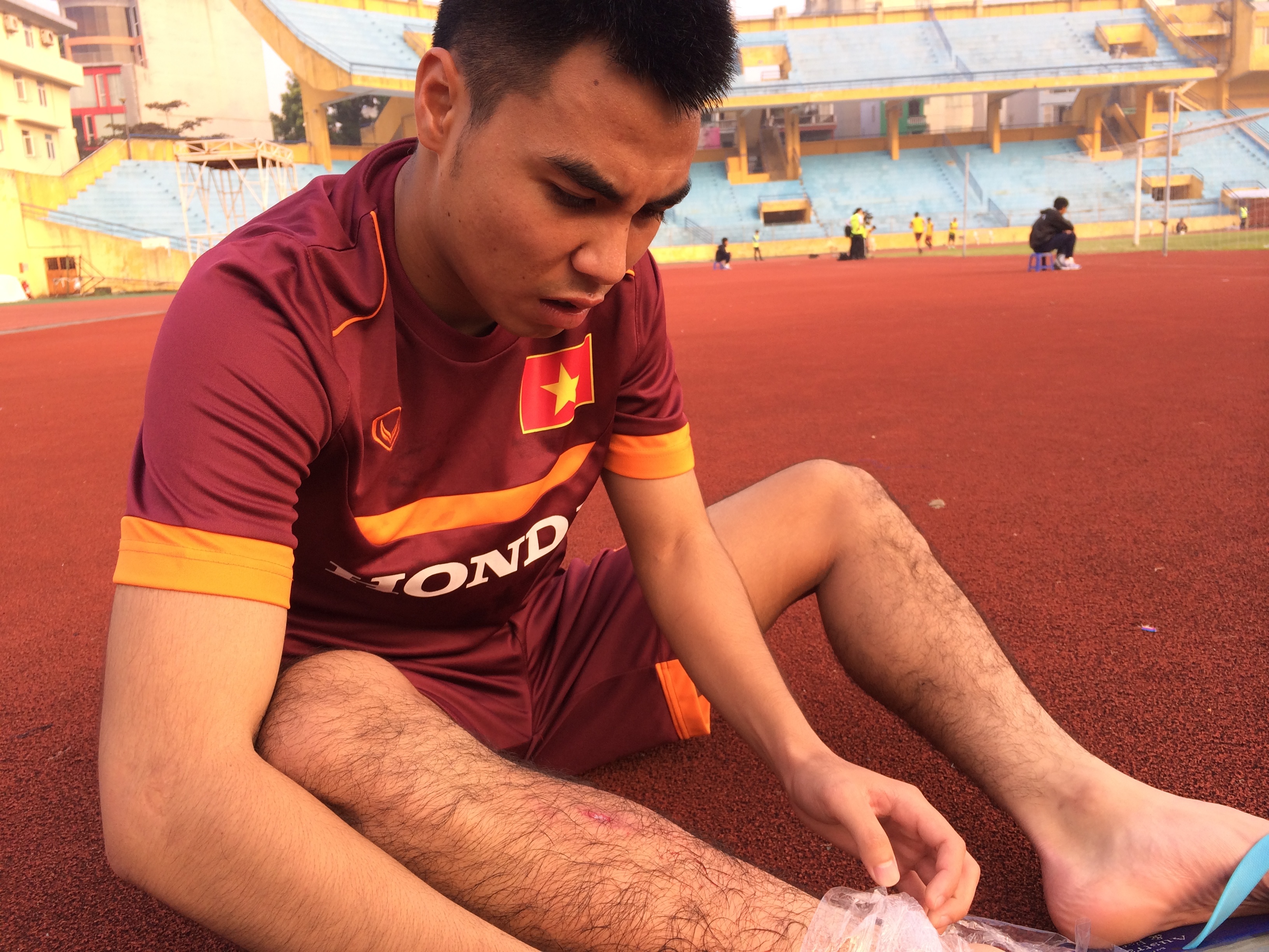 Tien ve U23 VN chan thuong sau cu vao bong cua JFL Selection hinh anh