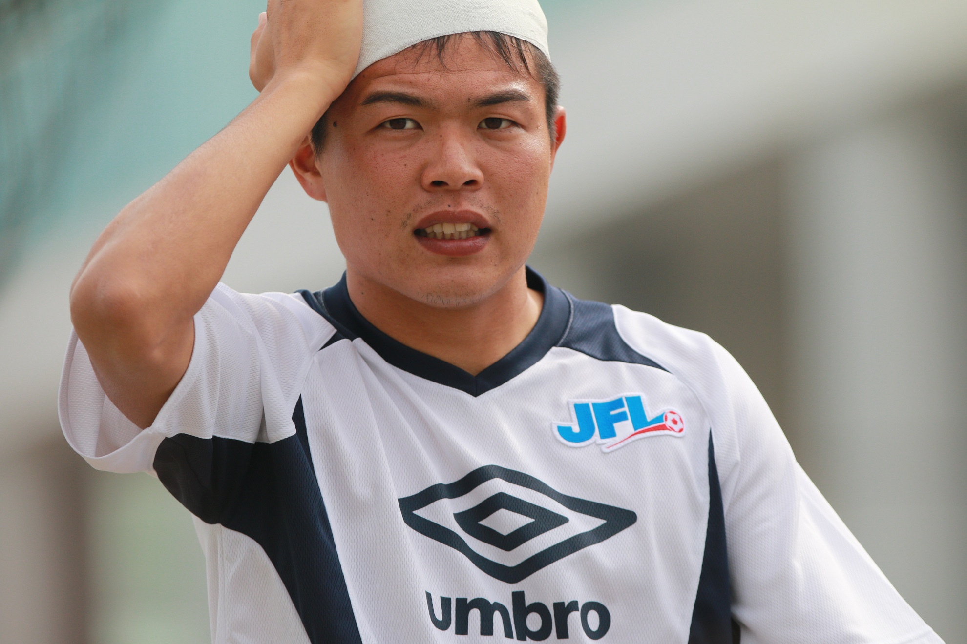 Cầu thủ chấn thương của JFL phải băng đầu trong buổi tập hôm 13/12. 