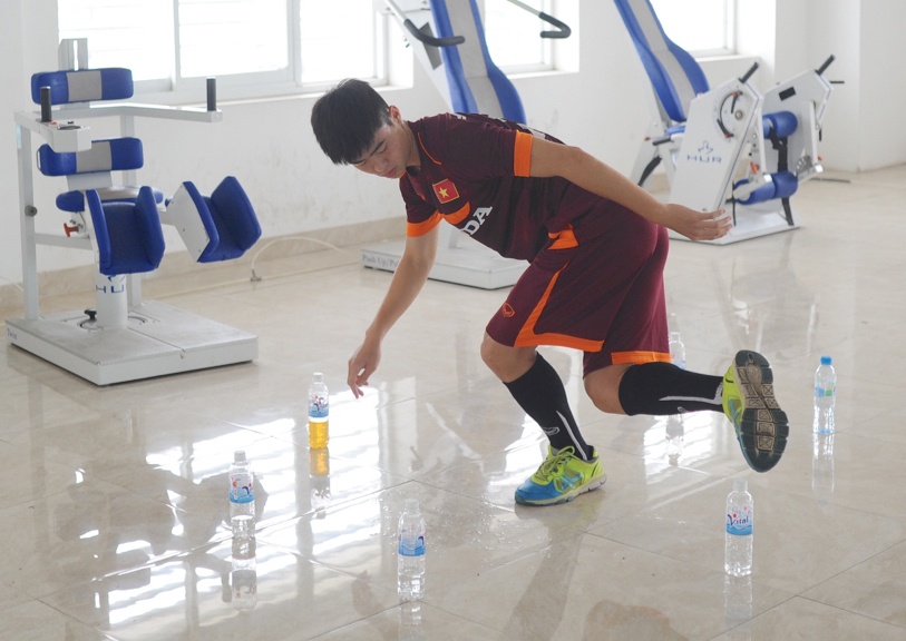 Tuan Anh, Duy Manh tap hoi phuc voi chai nuoc do hinh anh