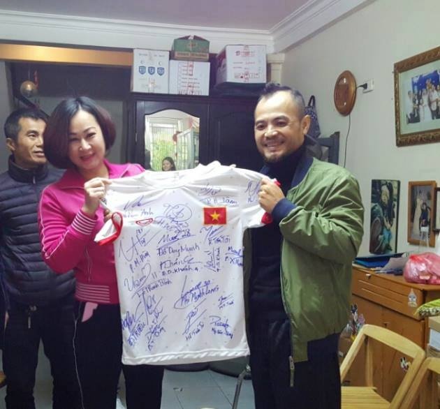 'Cay keo' cua U23 VN tang nhac si Tran Lap chiec ao y nghia hinh anh