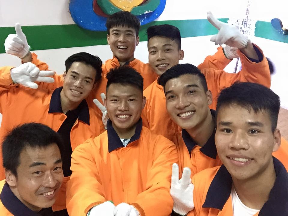 U23 Viet Nam cung bac si Shinichi di truot tuyet dip Noel hinh anh