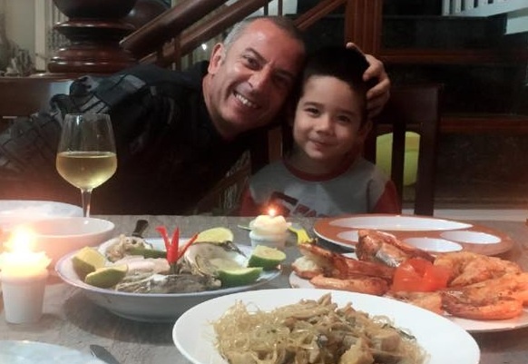 Thay Giom don Giang sinh binh di o pho nui hinh anh