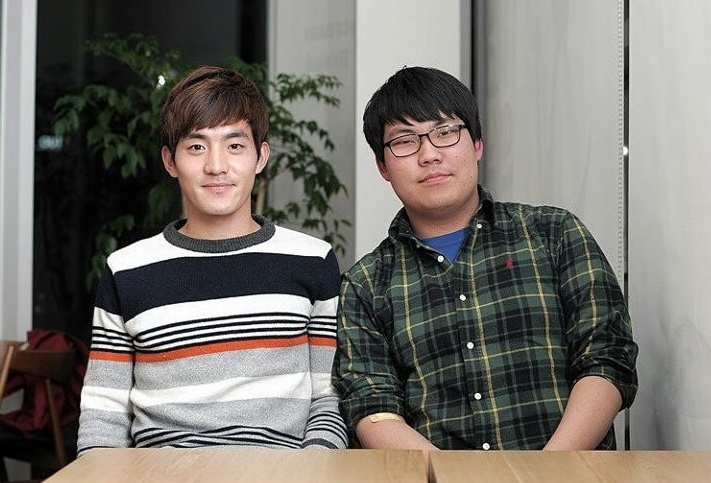 Seung-Min Woo (đeo kính) bên cạnh 1 cầu thủ Incheon United.