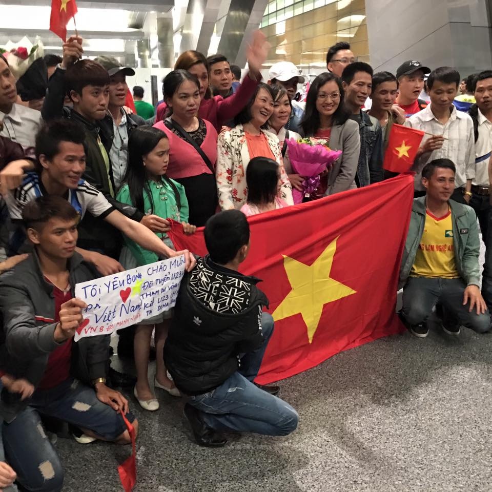 Nguoi Viet tai Qatar chao don U23 Viet Nam o san bay hinh anh