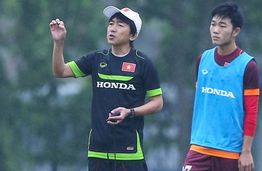 HLV Miura tam su voi tung hoc tro trong phong rieng hinh anh