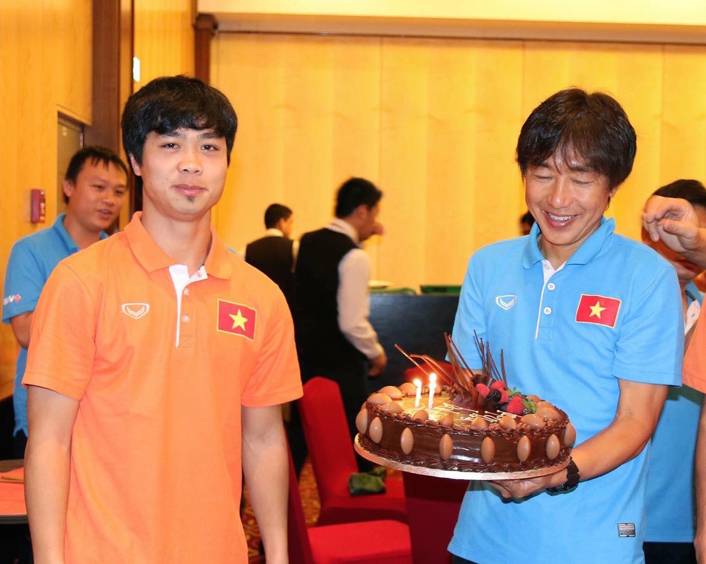 Cong Phuong don sinh nhat som o Qatar hinh anh