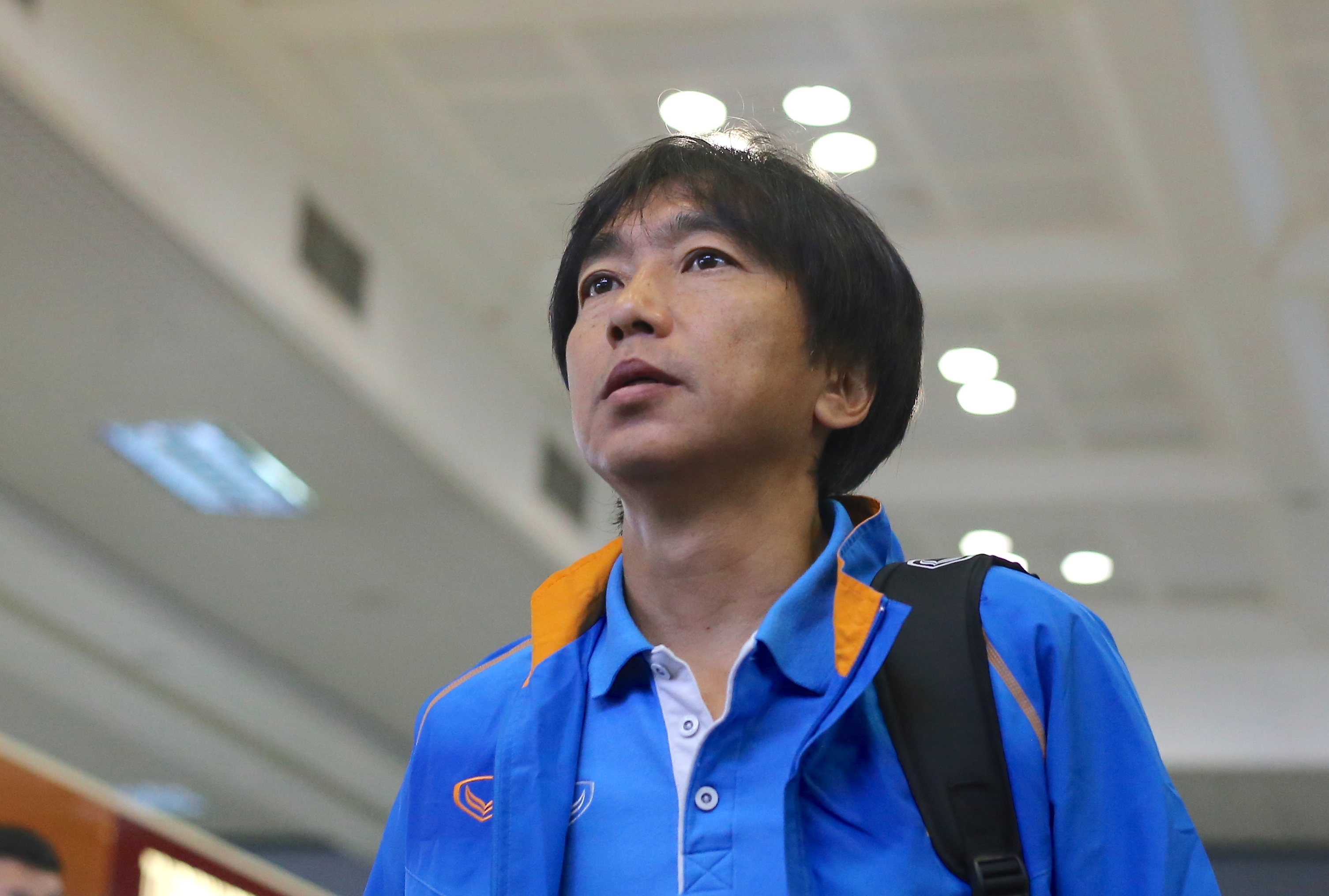 HLV Miura tu choi tra loi bao chi khi ve Ha Noi hinh anh