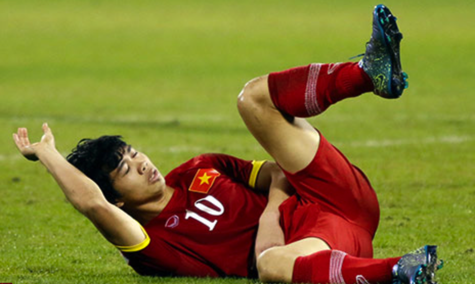 Cong Phuong phai o lai Qatar vi gay xuong hinh anh