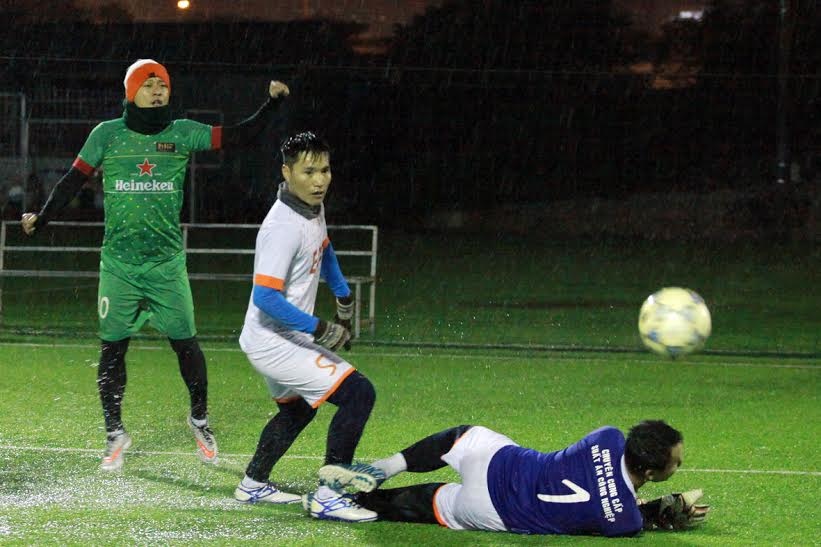 Tuan Hung doi mua da bong vi cai Tet cho benh nhan nhi hinh anh