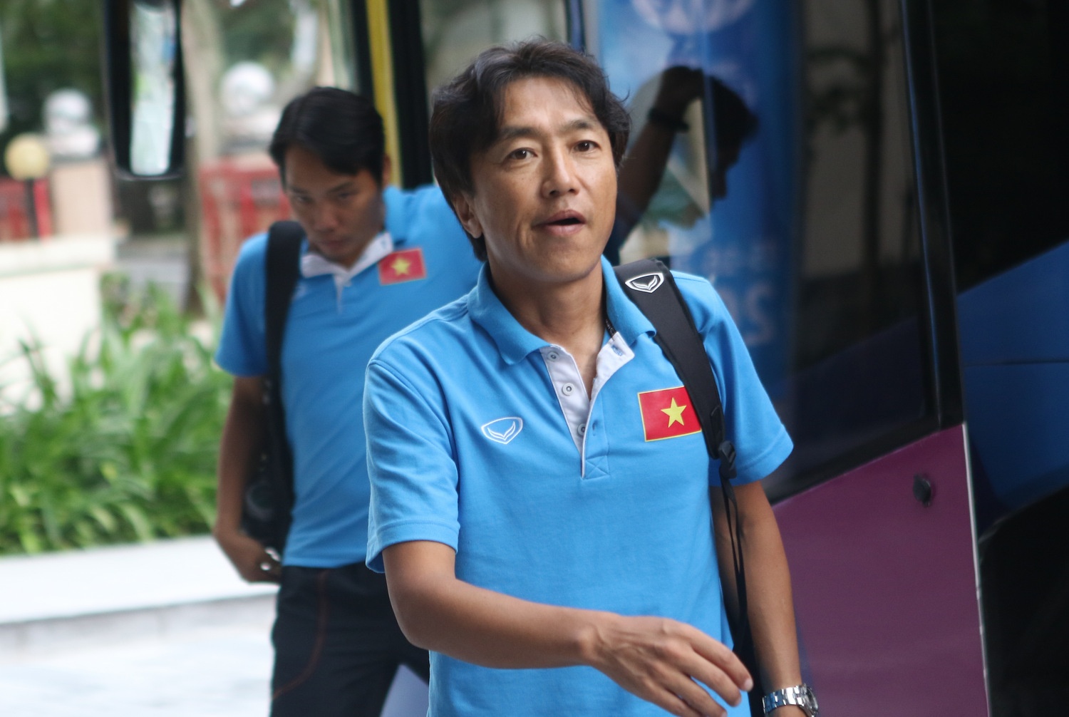 HLV Miura biet minh bi cham dut hop dong qua dien thoai hinh anh