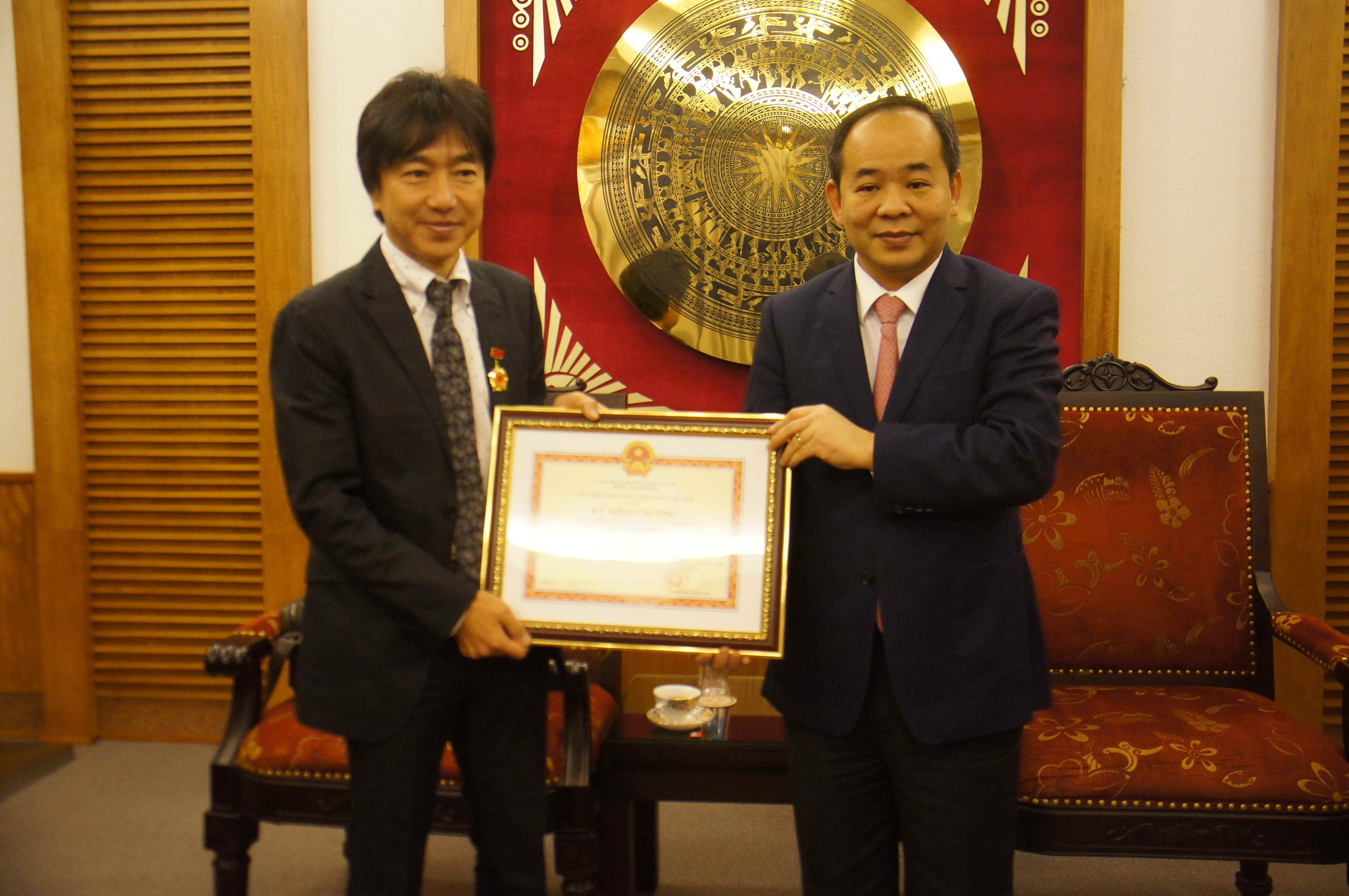 HLV Miura nhan ky niem chuong tu Bo VHTTDL hinh anh