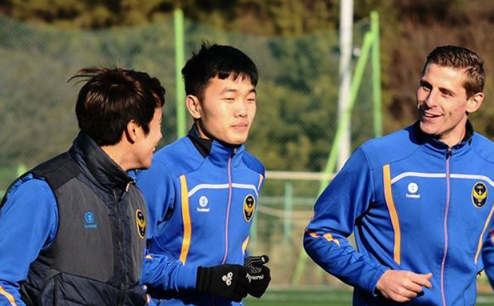 Incheon United chao don Xuan Truong trong buoi tap dau tien hinh anh