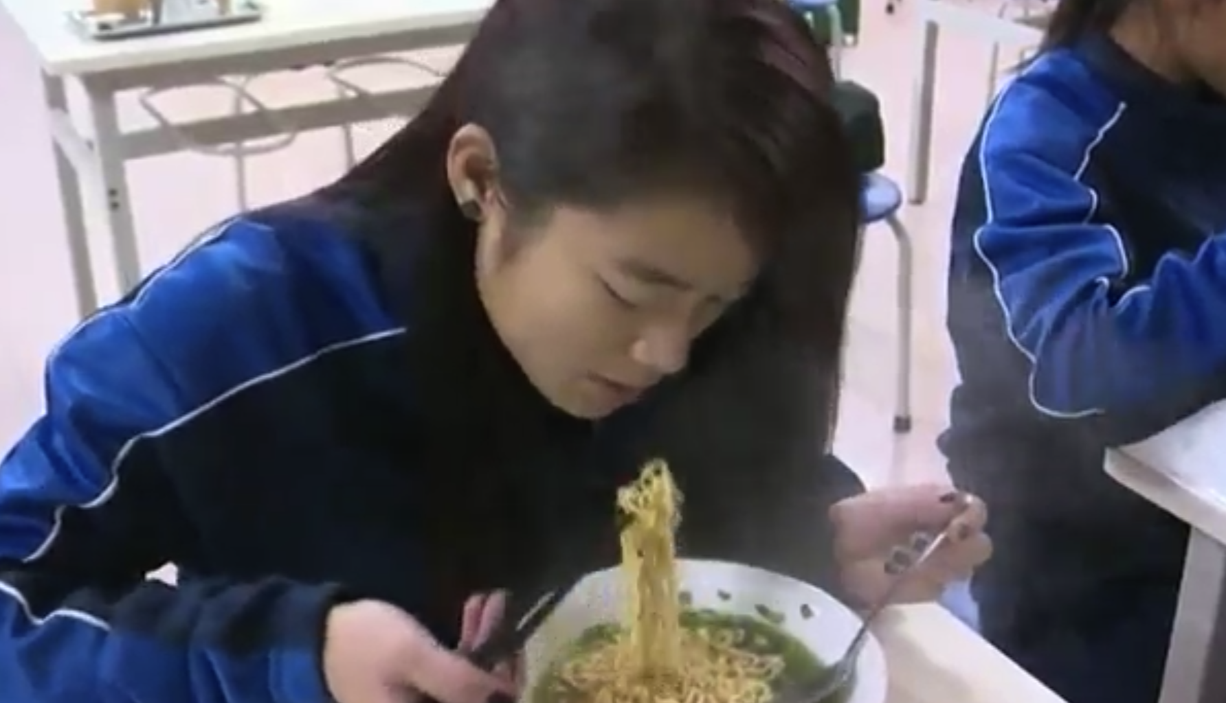 Tuyen nu an my tom truoc ngay ve nghi Tet hinh anh