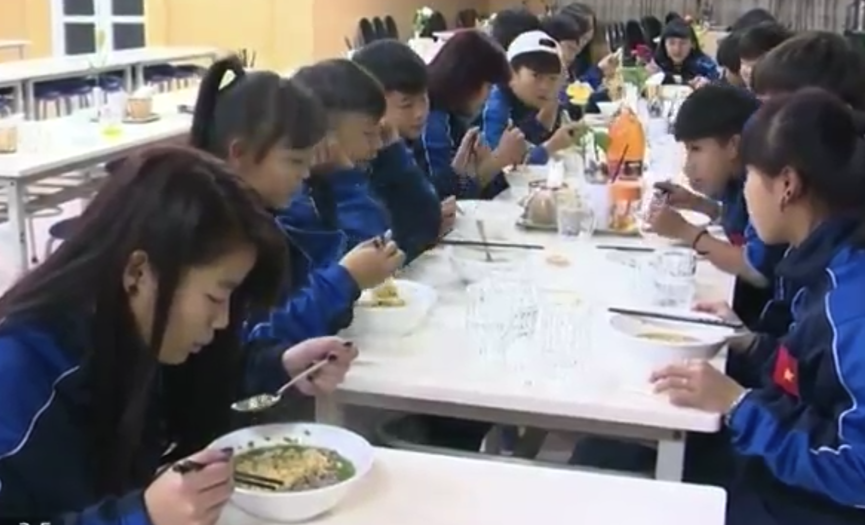 Bua my tom truoc khi tro ve que an Tet cua doi du tuyen U15 hinh anh