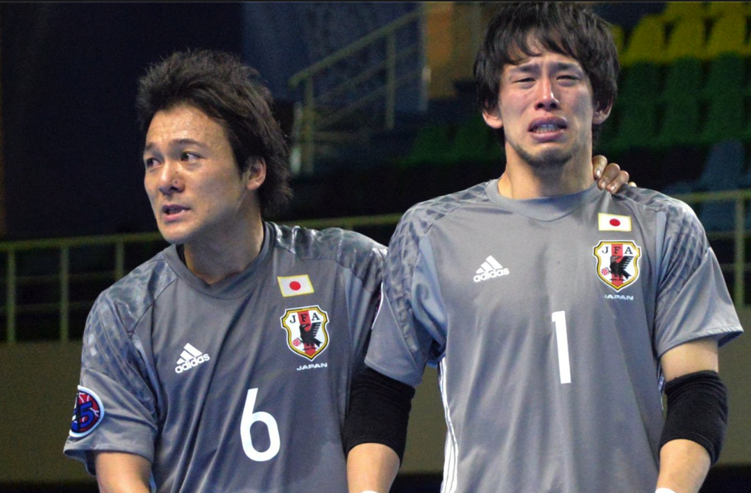 Cau thu Nhat Ban khoc nuc no vi hut ve vot futsal World Cup hinh anh