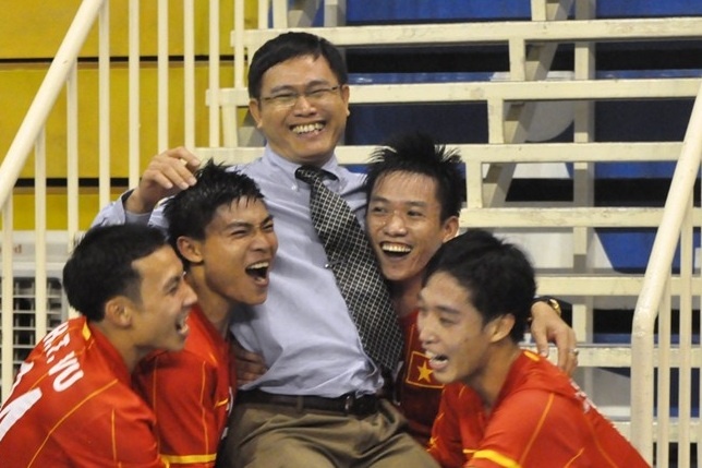 Bien tap vien VTV trach moc dang yeu ong bau futsal hinh anh