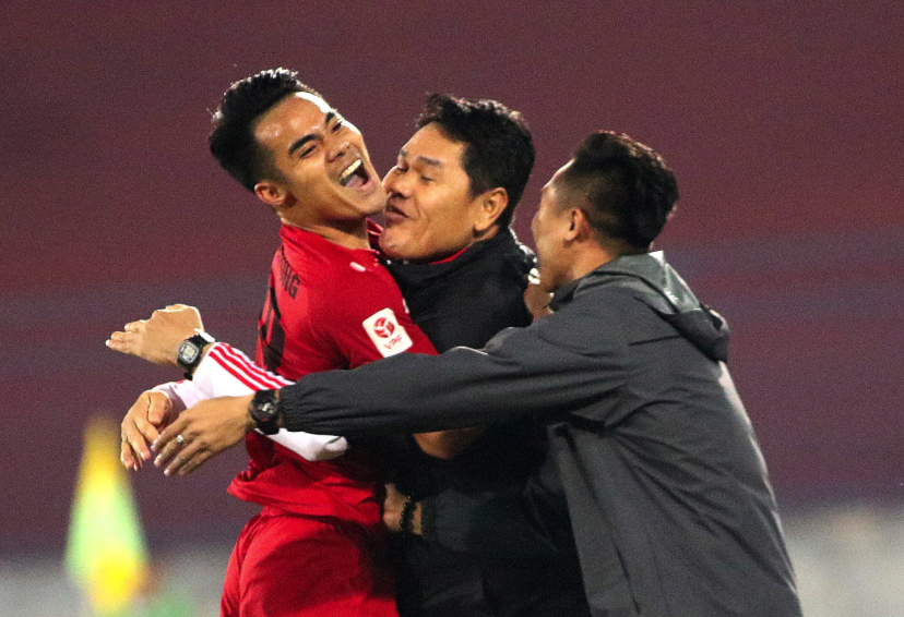 Khoanh khac cau thu Hai Phong an mung ngay dan dau V.League hinh anh